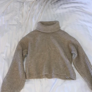 Stickad Tröja NA-KD - Stickad tröja från NA-KD skick som ny endast använd några gånger, storlek S passar även XS (från linn ahlborgs kollektion), 100kr ! Frakt: 66kr om köparen inte vill ha annan frakt (frakt betalar köparen)