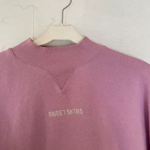 SWEET SKTB CREWNECK - Kan fixa fler bilder! Storlek S