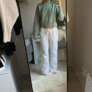 Stickad tröja  - Superfin grön stickad tröja från &otherstories. Helt oanvänd, säljer enbart då jag redan har fler liknande. Supermysig 🤍