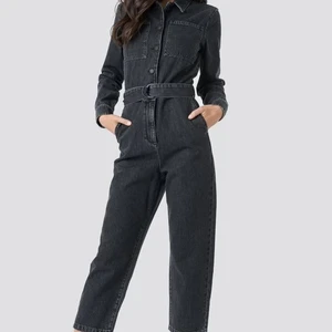 NAKD strl 32 - Jumpsuit i jeans den NAKD😍 Endast använd 1 gång och är som ny! Köpte den för 600kr. 