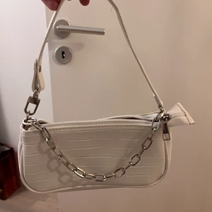 Väska - Säljer liten väska pågrund av ingen användning. Väldigt bra skick. Hämtas upp eller skickas mot frakt! 