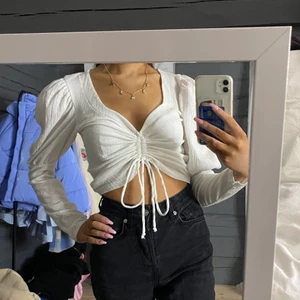 Vit topp - Säljer denna fina fest/sommartopp! Superfint skick (inga fläckar osv).