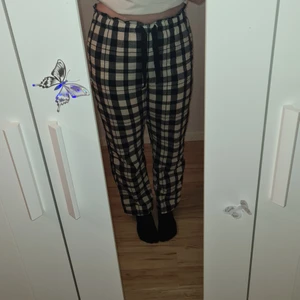 HM pyjamasbyxor - Svart vita pyjamasbyxor från HM, använda lite grann men hat blivit för tajta i låren. Köparen står för frakt:)
