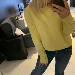 Calvin klein tröja - Gul långärmad tröja från calvin klein!! I storlek M från herravdelningen men passar också en M eller S dam. Väldigt bra skick då den är mycket sparsamt använd. Köpte den för 800kr på åhlens 🧸