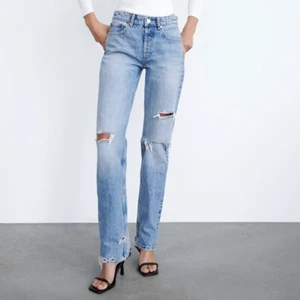 Midrise jeans med hål! - Säljer mina HELT nya midrise jeans med hål från zara! Storlek 34. Endast testade. Köpte tyvärr fel storlek och returdatumet har passerat så därför säljer jag dem. Köptes för 359kr. Alla lappar finns kvar! Kan mötas upp, om inte, kan jag frakta mot att köparen står för frakten😊⚡️