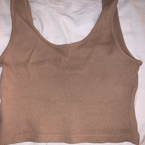 Fint linne från GinaTricot!  - Ett linne i beige färg från GinaTricot! Ribbat tyg, även lite kroppad. Storlek XS! Aldrig använd