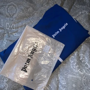 Palm angels tracktop  - En palm angels tracktop i storlek M, knappt använd den har mest legat i min garderob bara. köptes från kaspersheat för ett par månader sen.