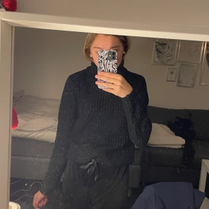 Stickad tröja - Stickad tröja med krage från rut&circle, strl xs. Man kan vika kragen hur man vill. Fint skick då jag använt den 1 gång. 40 kr + frakt (79kr)🤍