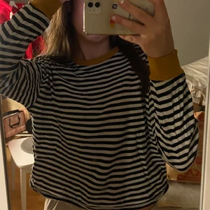 Randig tröja - Säljer en jättefin randig tröja ifrån hm, inga defekter!! Kom privat för frågor. Tröjan är för liten för mig darflr ser den konstigt ut på bilderna!