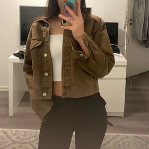 Jeansjacka ginatricot, storlek s - Jättefin croppad jeansjacka från ginatricot. Storlek S. Säljer då det inte är min stil längre. Har bara använt den ett fåtal gånger. Kan mötas upp men kan även frakta. Köparen står för frakt. 