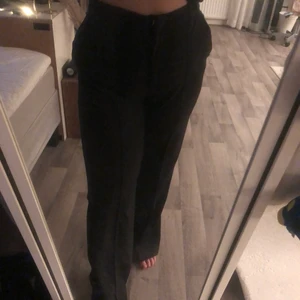 Kostymbyxor  - Ett par snygga kostymbyxor! Kan tyvärr ej använda dom då de är lite stora för mig! Spännet går upp på mig ibland men finns säkert en lösning att fixa de! Strl 42!