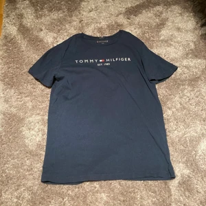 Tommy hilfiger t-shirt - Tommy hilfiger T-shirt. Skick 9/10. Nypris 500kr. Vårt pris 70kr. För mer frågor skicka meddelande🌟