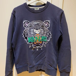 Kenzo Sweatshirt - Nypris 2400kr, mitt pris 599kr. Skick 7/10, den är lite urtvättad och har ett litet hål på ryggen som inte märks, därför priset. 