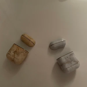 AirPods skal - Jättefina AirPods skal, säljes då jag inte har användning av dem. Fint skick eftersom jag inte använt de så mycket. 120kr/st eller båda för 200 kr. Ordinarie pris är 299 kr/ st. 😍 