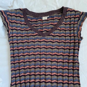 T-shirt - Så fin topp köpt här på plick, den var tyvärr för stor för mig😭 så säljer vidare nu!!