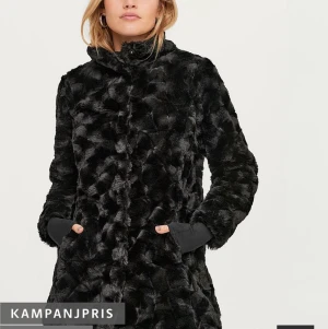 NY PÄLSKAPPA - Jag säljer en helt ny pälskappa som endast är testad då den ej kommer till användning hemma hos mig. NYPRIS 600 kr