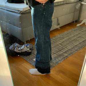 Säljer dessa mörkblåa jeans ifrån NAKD i storlek 34, de har detaljer längst ner och passar perfekt i både längd och midja😊 