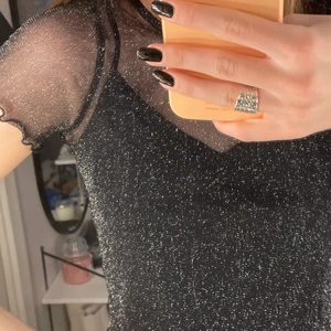 Topp - Super fin glitter topp från holister. Perfekt nu till nyår. Använd Max 3 gånger! 💞 frakt 51kr