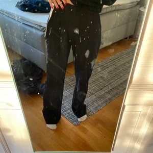 Kostymbyxor S - Säljer dessa helt oanvända svarta kostymbyxor i storlek S ifrån Madlady, säljer då dom är för långa för mig, (jag är 160)😊