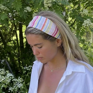 Djerf avenue hårband - Säljer detta såååå fina hårband från djerf avenue!🌈🌈 Endast testat har prislappen kvar! Kostar 399 + 75kr frakt på hemsidan och jag säljer för 370 INKLUSIVE frakt. Säljer då den inte passade mig och är för sent att returnera. 