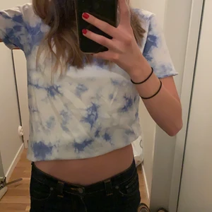 Tiedye tröja - Ljusblå tiedye t-shirt!!!                                                                Så cool och unik men får ej användning av den tyvärr. Passar på alla storlekar beroende på hur man vill att den ska sitta, jag har oftast s eller xs. Sista bilden är på passformen💘