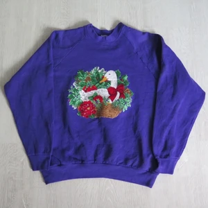 lila sweatshirt - Söt lila (svårt att fånga på bild) sweatshirt med graphic print i juligt tema strl L (dam). Passar bra som oversize om man har mindre strl :) 66 kr spårbar frakt.  Skicka meddelande vid frågor/fler bilder!  Notera att små defekter kan finnas då den inte är ny. Större brister nämns tydligt i annonsen/visas på bild. OBS! Bud är bindande!!!!!!! 