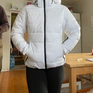 Vinterjacka  - Säljer pga att den blivit för liten, köpte förra året men hann bara använda 2 ggr, så inprincip nyskick, märket är mckinley, säljer för 500kr nypris är 1000kr 