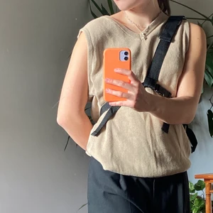 Väst  - Beige väst. Storleken är XL men tycker att den sitter lagom oversized på mig som brukar ha m.