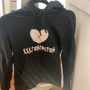 En svart XXX hoodie, använt den några gånger, lite genomskinlig, med luva 