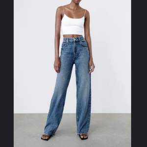 Säljer mina Zara- wide leg jeans i storlek 34. Har använt de bara 3 gånger! Kan skicka egna bilder om ni vill. 