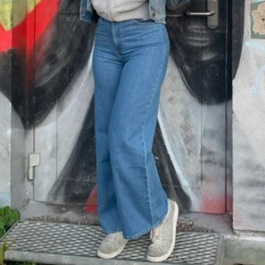 Lee jeans - Säljer dessa vida lee jeans då d blivit för små.  De är endast använda ett fåtal gånger o är i nyskick💕