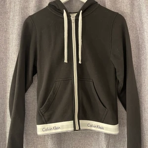Calvin Klein kofta  - Säljer en jätte fin Calvin Klein kofta. Den är knappt använd (max 4-5). Koftan är svart med vita detaljer. Köpt för 849kr i Calvin Klein butiken. Skriv för fler bilder. Köparen står för frakten💞(Passar min som har S)