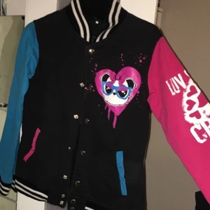 Collegejacka  - Kofta med tryck här och där, från min alternativa fas :) använd en gång. Som ny. Love it men inte min stil längre.