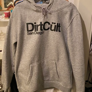 Grå Dirtcült hoodie  - Dirtcült hoodie i strolek xl men otroligt liten i storleken så skulle säga att den passar den som har Storlek M. (Jag har M/L i vanliga fall) Bar använd fåtal gånger så den är som ny! Nypris 600kr mitt pris 350kr. Köparen står för frakt. 