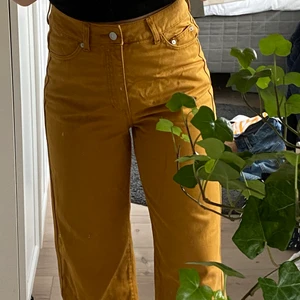 Najs gula jeans😮‍💨🥺 - Mina jeans från Weekday i modellen Veer (är det en modell som fortfarande finns?) Supersköna, snygga, och coola men använder ej längre!! 😮‍💨🥰✨Kan mötas i Lund (och runtomkring) och posta!!
