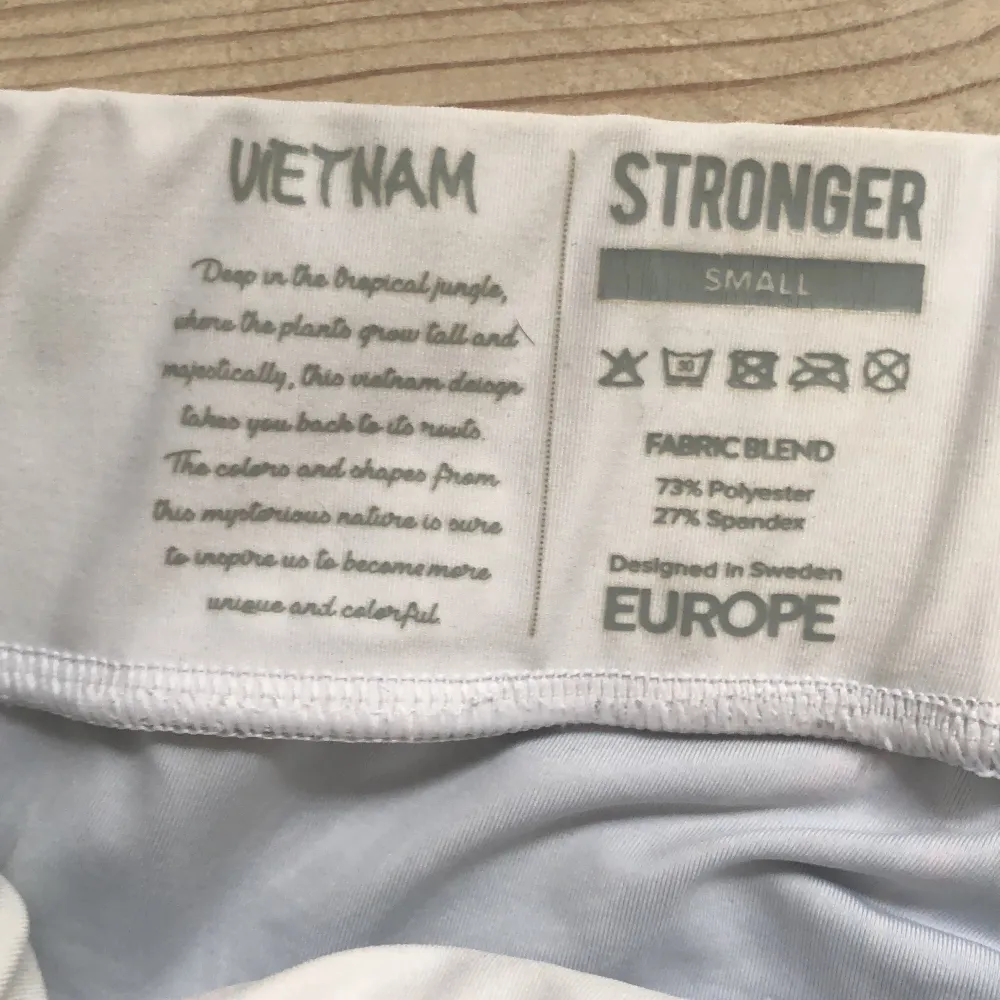 Stronger träningstights i strlk Small modell Vietnam, knappt använda och köpta för 779kr. Jag säljer pga alldeles för små. Denna modell säljs inte längre hos Strongwr tyvärr:( . Farkut & Housut.