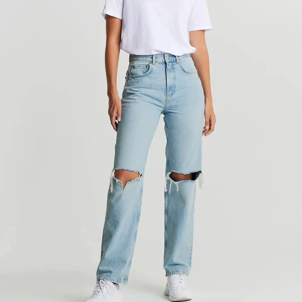 De populära Gina jeansen, inte mycket använda. Säljer då de inte kommer till användning, köpta för 600kr. Passar mig som är 176❣️. Jeans & Byxor.