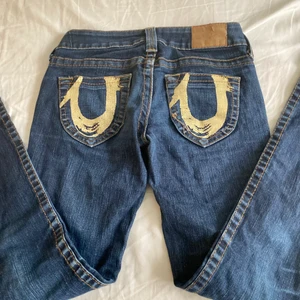 Mörkblå true religion jeans - Så snygga mörkblåa jeans i storlek 26. Sitter bra på mig som är 168. Köpare står för frakt annars möts jag gärna i Stockholm. Skriv privat för eventuella frågor💗