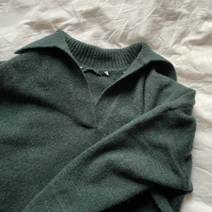 Grön tröja med krage - Jättefin lång grön tröja med krage fr zara! Obs finns ett lagat hål men annars är den i bra skick!