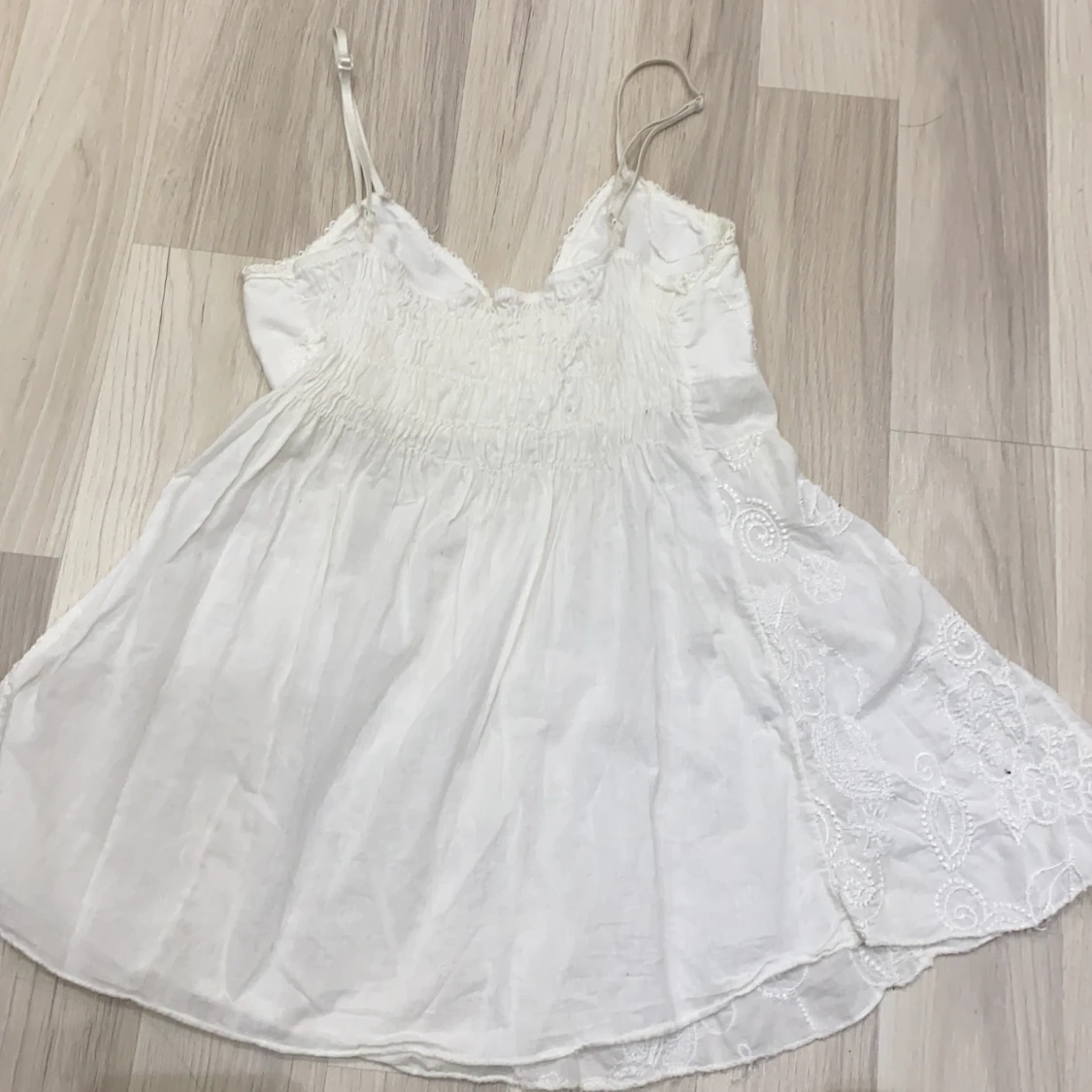 Gulligt vitt linne med brodyr 🤍 - 91