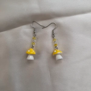 Gula svamp örhängen  - Nu finns även gula handgjorda svamp örhängen! Otroligt fina att ge bort som present till någon som älskar gult och svampar! Det finns att ordna i nickelfria örhängenskrokar också. Frakt tillkommer på 13kr 💛🍄