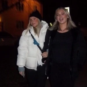 Puffar jacka från HM - Säljer denna vita puffer jacka då jag ej får så mycket användning av den. Den är super varmt och använd endast ett fåtal gånger. Den är oversiced på mig som brukar ha s😊 Änvind mycket lite. Nästan som ny(inga smink fläckar).                        Den är helt slutsiåld i storlek S på hemsidan 