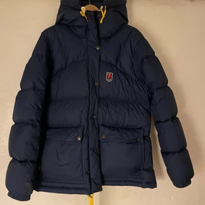 Fjällräven jacka lite  - Hej!! Jag säljer min väldigt lite använd fjällräven jacka i modellen lite. Använd 2 gånger förra vintern och även köpt då. Färgen är mörkblå och den är i helt ny skick💞storleken är dam L. säljs för minst 5000kr! Köparen står för frakten. 