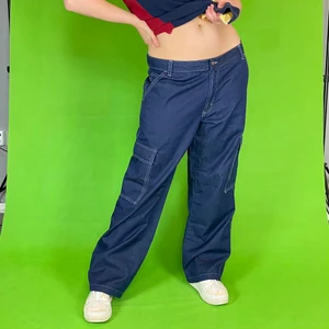 Baggy Jeans - Cool baggy men’s jeans i toppenskick från märket  Portland, storlek 54. Fickorna kan användas! Modellen använder vanligtvis storlek M och är 169cm för referens. Flat lay mått: Midjebredd (eller se det som höftbredd om du vill den ska sitta low waisted) 45cm och innerbenslängd 73cm. Spårbar frakt på 66kr är inräknad i priset. Postar endast spårbar. 