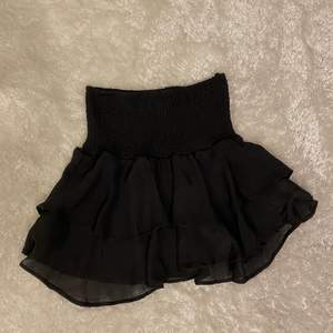 Helt ny kjol, aldrig använd! 120 kr + frakt eller mötas upp🖤🖤 Då flera är intresserade blir det budgivning, buda inte om du inte tänker köpa!!🥰