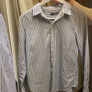 Skjorta  - Fin vit/blå randig skjorta från Gina💓skriv för frågor 