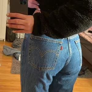 Intressekol på ett par levis jeans, de är som nya! Jätte fina men de kommer inte så mycket till användning. Skriv för mer bilder och frågor❣️ Säljer de direkt för ett bra pris som kan diskuteras!