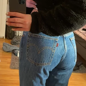 levis jeans - Intressekol på ett par levis jeans, de är som nya! Jätte fina men de kommer inte så mycket till användning. Skriv för mer bilder och frågor❣️ Säljer de direkt för ett bra pris som kan diskuteras!