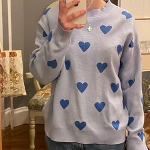Stickad tröja med hjärtan - Supersuperskön stickad tröja😍😍 Så himla mysig men kommer tyvärr itne till så mycket användning. Köpte den för 200 kr och säljer för 70! I stort sett aldrig använt, bara nån gång hemma. 
