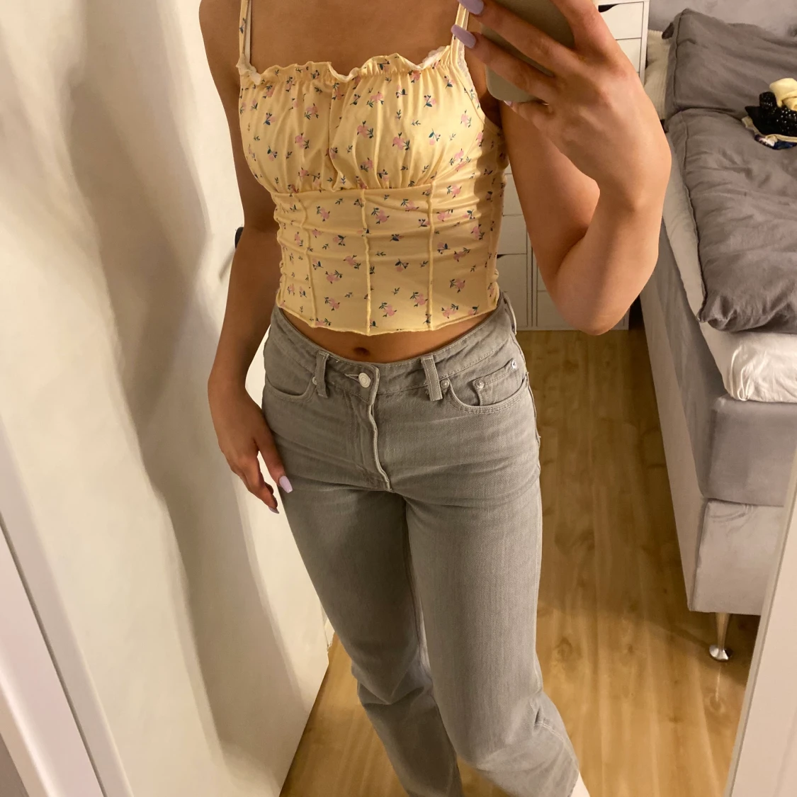 Gult linne med blommor